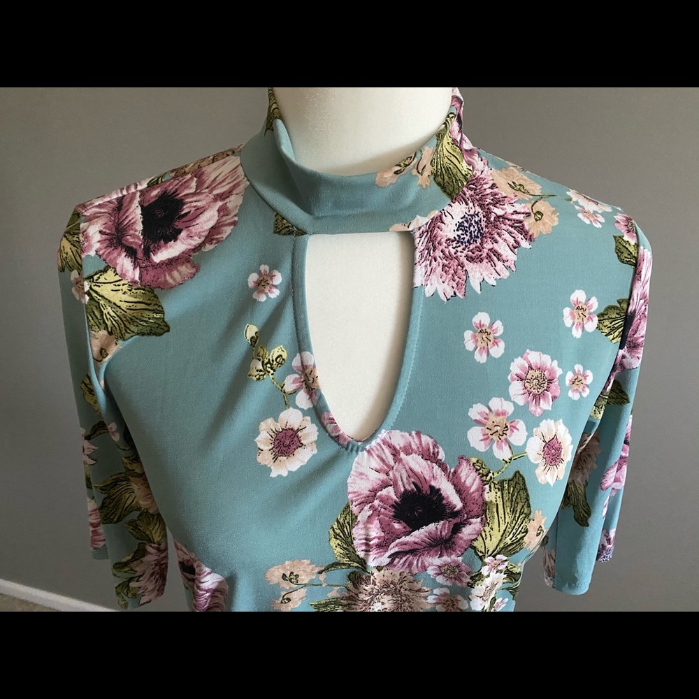 Keyhole short sleeve top